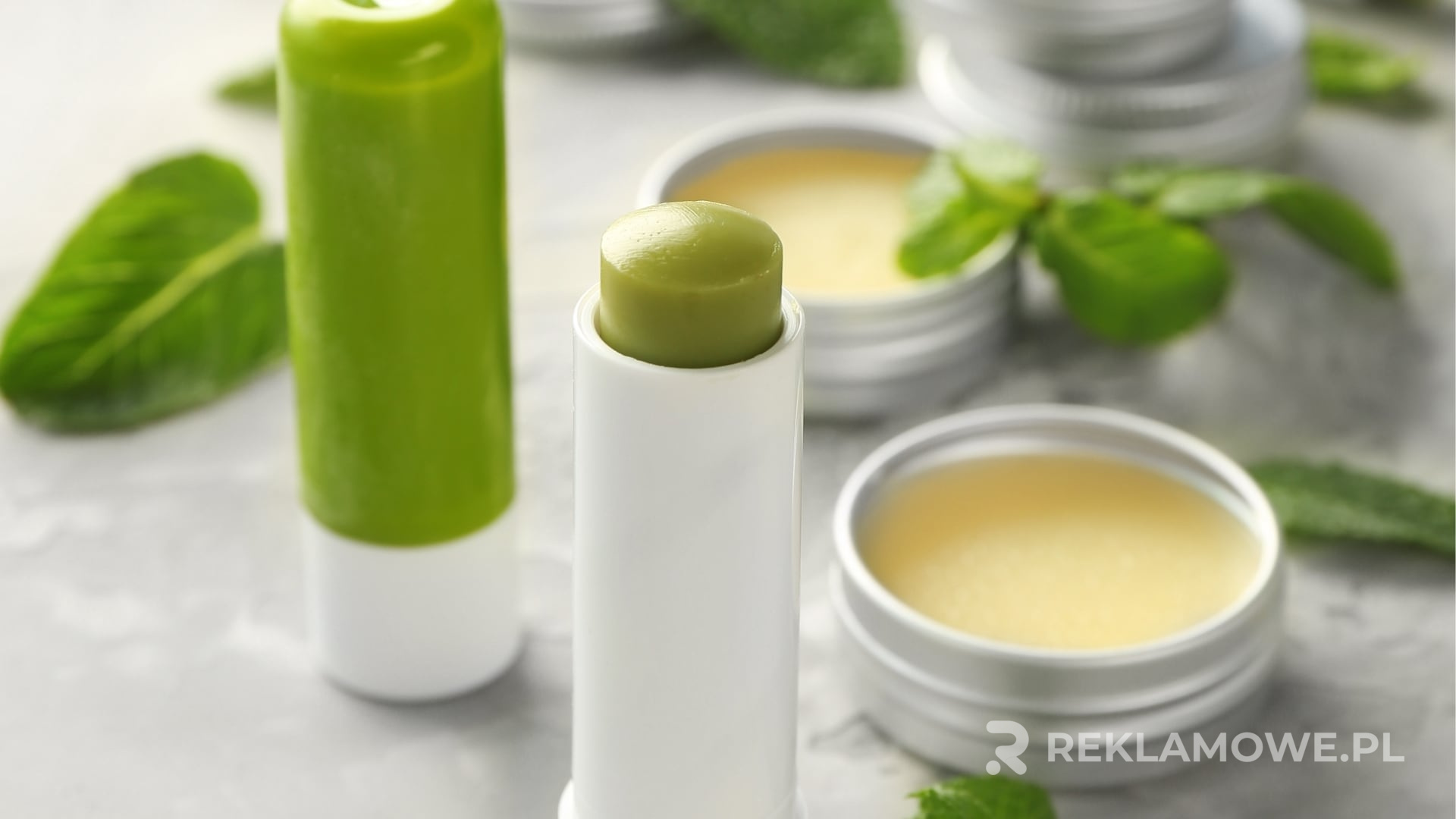 Balsam reklamowy na tle produktów kosmetycznych