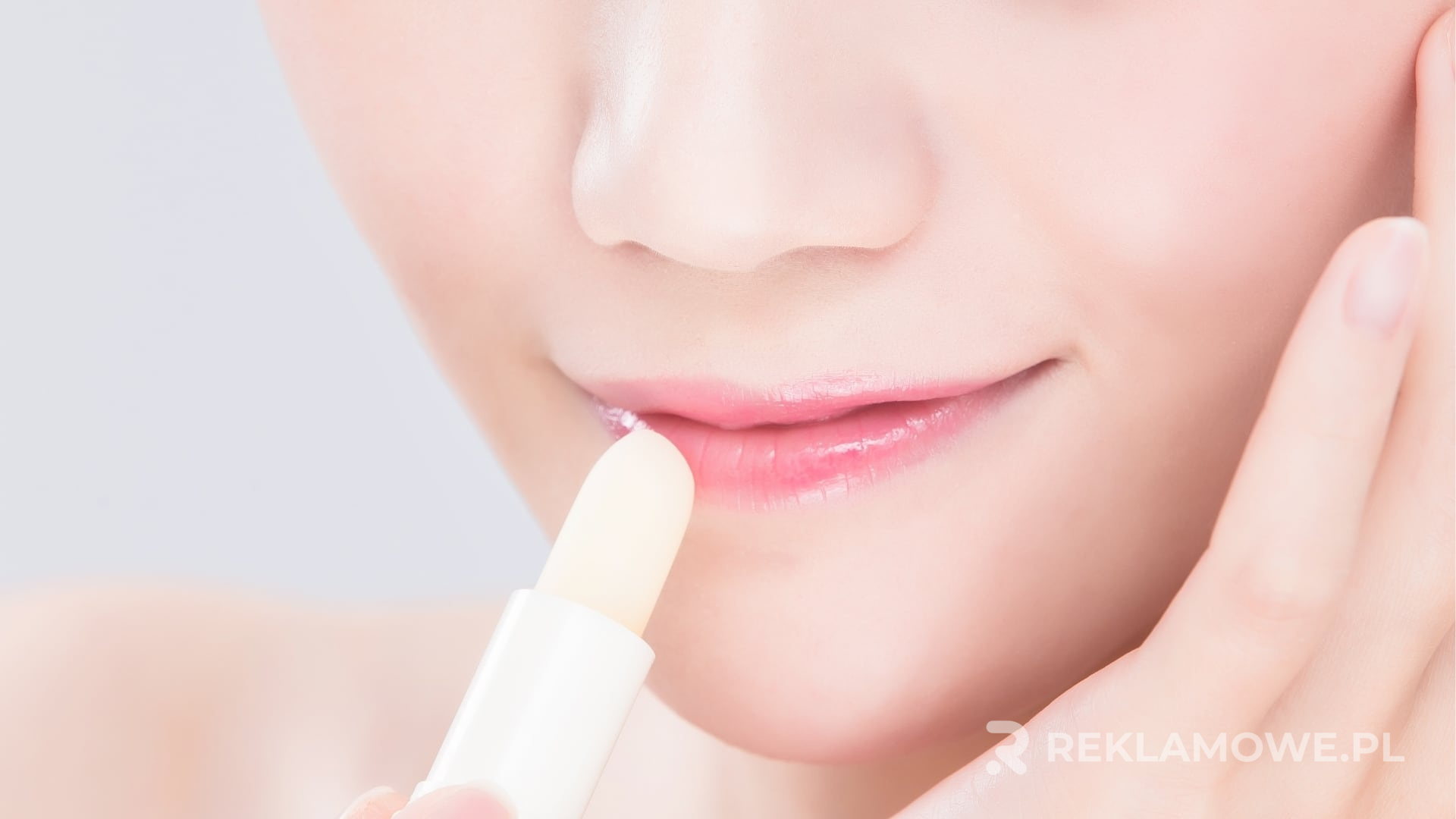 Zdjęcie ilustrujące ochronę środowiska przy użyciu ekologicznych balsamów