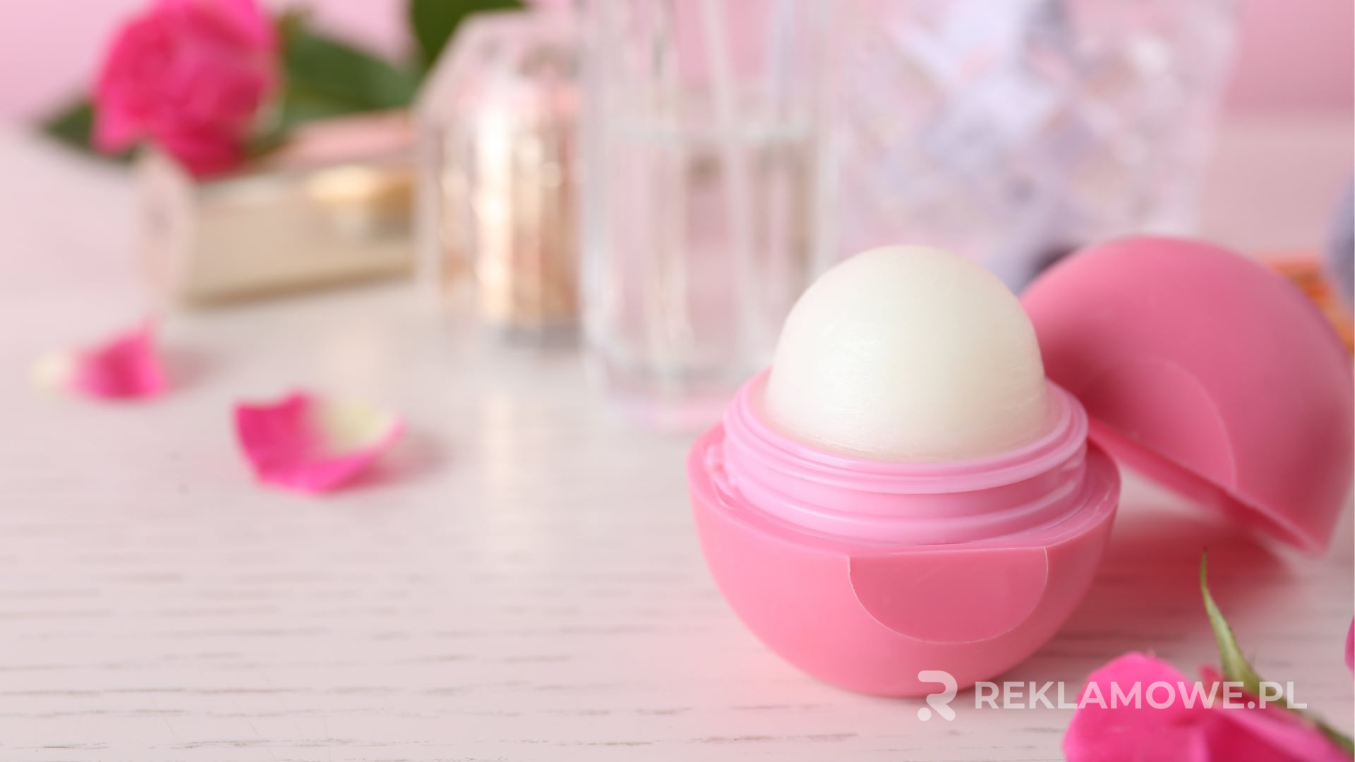 Porównanie skuteczności balsamów reklamowych Różne rodzaje balsamów do ust na stole